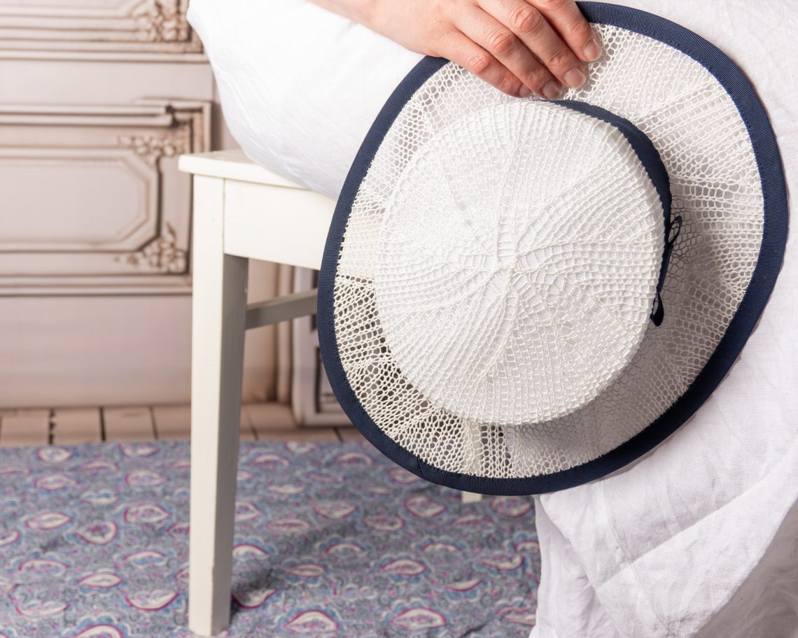 Hento valkoinen neulehattu, jossa on kontrastina