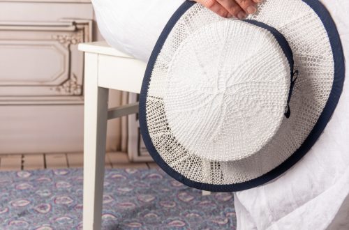 Hento valkoinen neulehattu, jossa on kontrastina