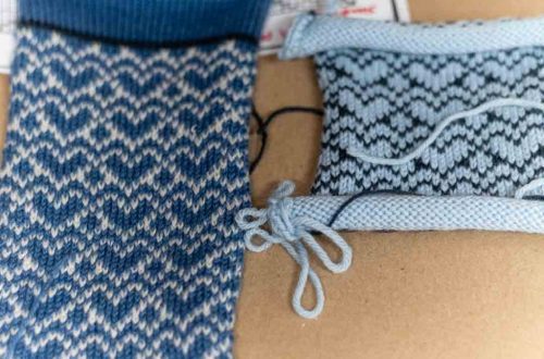 Sininen kuosimalli, joka on neulottu koneneulonnalla. Kuvassa näkyy huolellisesti suunniteltu ja toteutettu kuosi, jossa yhdistyvät linnunsilmät ja kananvarpaat. Tämä käsityöprojekti on esimerkki siitä, kuinka oman kuosin suunnittelu ja toteutus antavat vaatteille ainutlaatuisen ilmeen.”