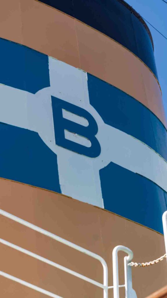 Lähikuva Bore-laivan savupiipusta, jossa on suuri sininen B-kirjain valkoisella pohjalla.