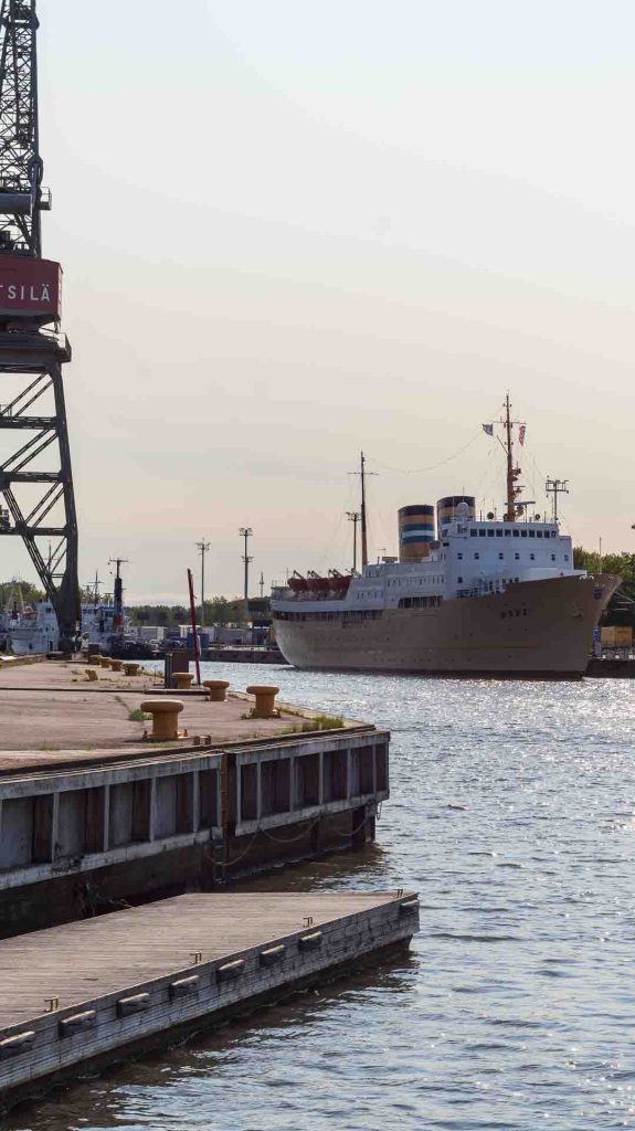 Osa Wärtsilän nosturista ja puinen laituri Turun Aurajoen rannalla, taustalla Bore-laiva.
