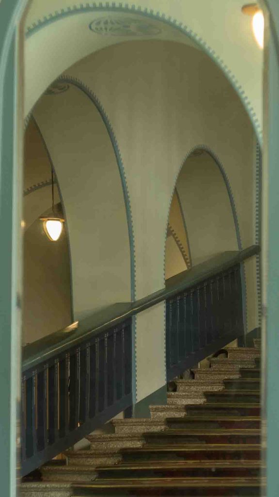 matran Valtionhotellin historiallinen portaikko holvikaarineen. Kuva näyttää jugend-tyylisen arkkitehtuurin elegantit linjat ja syvyyden.