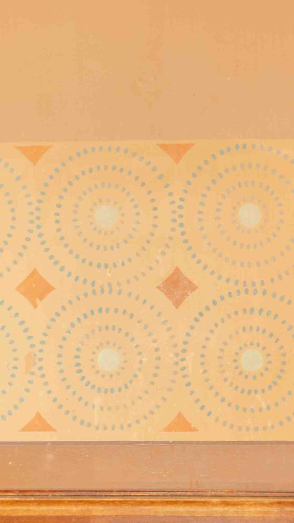 Lähikuva Imatran Valtionhotellin seinän vaaleasta, toistuvasta geometrisesta pistekuviosta.