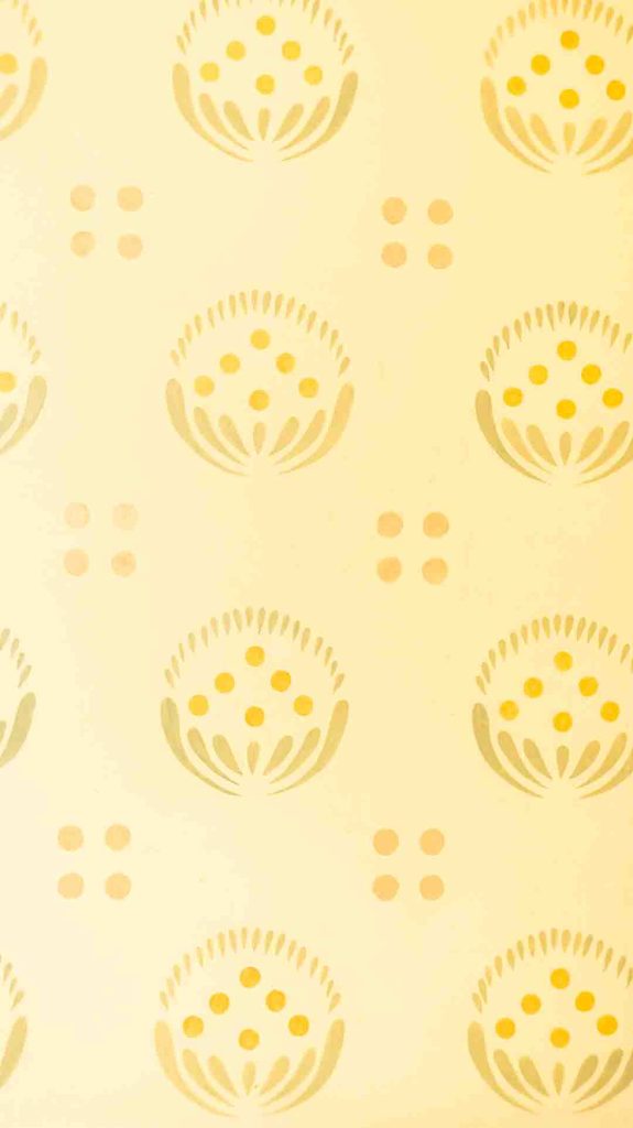 Lähikuva Imatran Valtionhotellin seinän vaaleasta, toistuvasta tyylitellystä kukka- tai lehväaiheisesta ornamenttikuviosta.