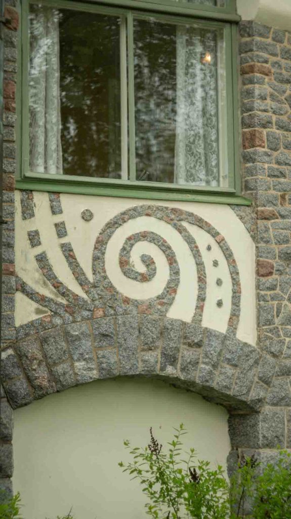 Lähikuva Imatran Valtionhotellin ulkoseinän valkoisesta, jugend-tyylisestä, spiraalimaisesta koriste-elementistä.