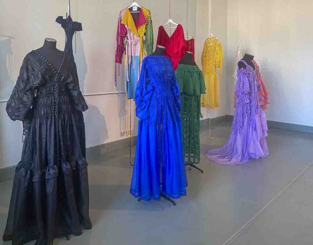  Useita Sofia Ilmosen Formations-näyttelyn modulaarisia vaatteita eri väreissä,.