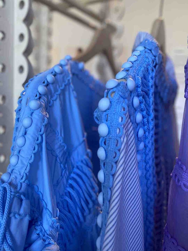 Lähikuva Sofia Ilmosen modulaarisen vaatteen olkapään alueesta, jossa näkyy kankaan rypytyksiä ja saumojen yksityiskohtia.