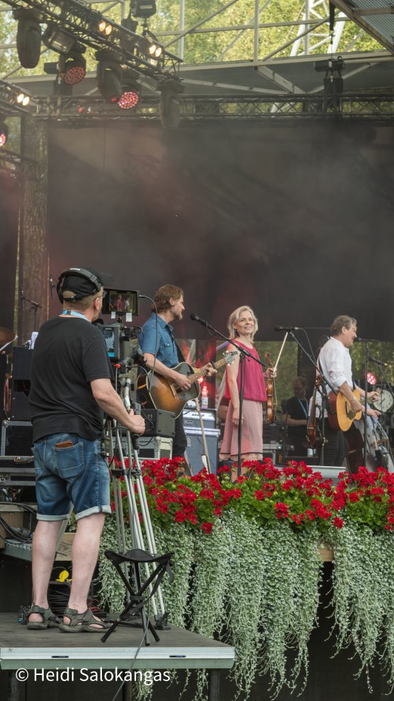 Sir Elwoodin Hiljaiset Värit -yhtyeen jäsenet esiintymässä lavalla.