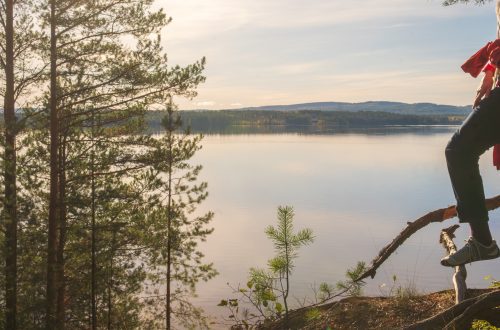 Kuva otettu Sotkamon järvimaisemassa syksyllä 2025. Villasukka pilkistää esiin lenkkareista ja muistuttaa, että kansainvälinen “sukat näkyviin” -trendi voi solahtaa suomalaiseen arkeen luonnonläheisellä tavalla.
