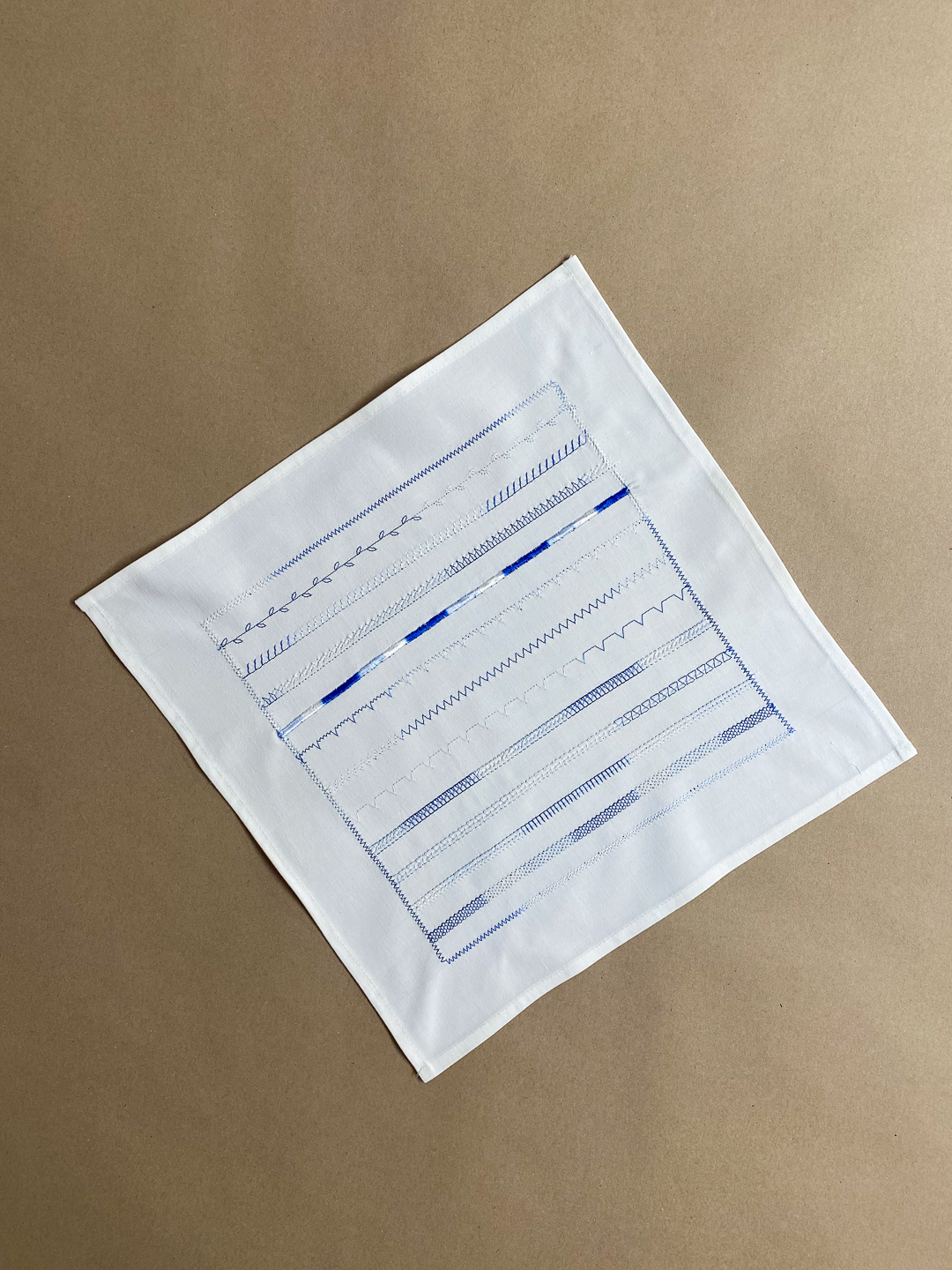 Valmis koristeommel-liina vanhasta lakanasta