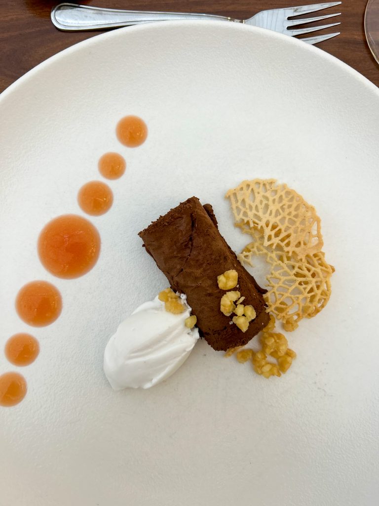 umma suklaamarkiisi kookosmoussen, verigreippigeelin ja rouskuvan mantelikrokantin kanssa KasvisPro‑menun jälkiruokana.