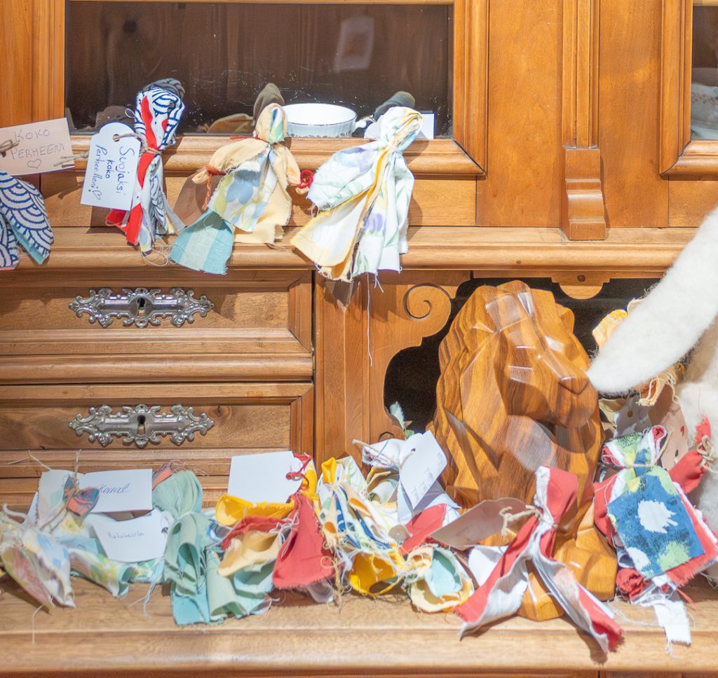 Karjalaisia suojelusnukkeja vanhan puukaapin edessä Eliel-museossa Joensuussa