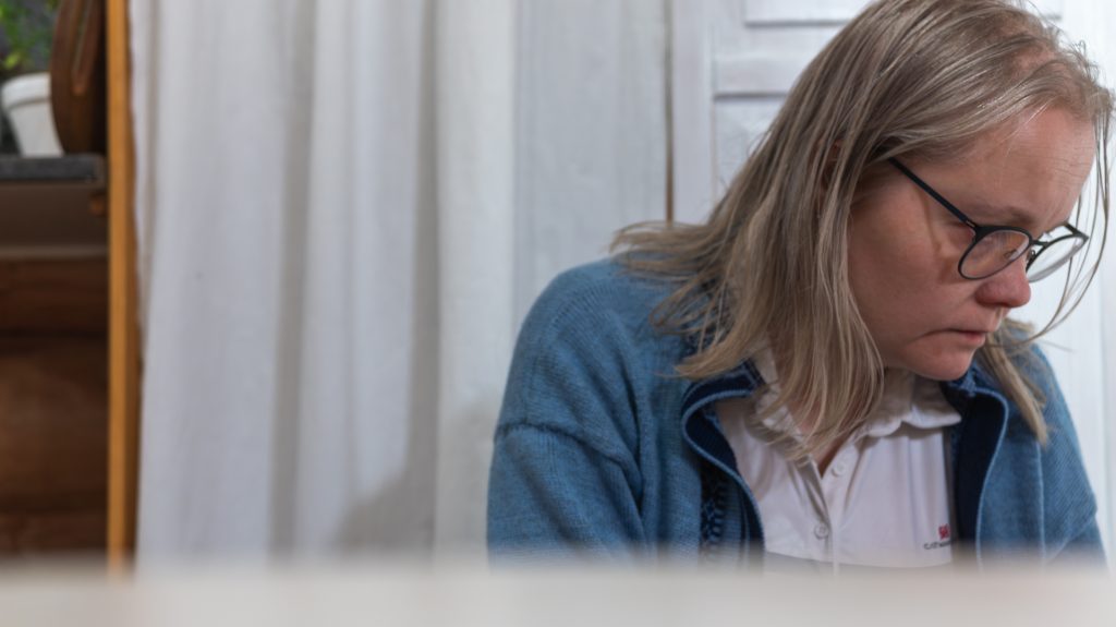 Sunnuntai-illan hetki keittiössä – sivutoiminen päätoimittaja koneneulottu sininen jakku päällä
