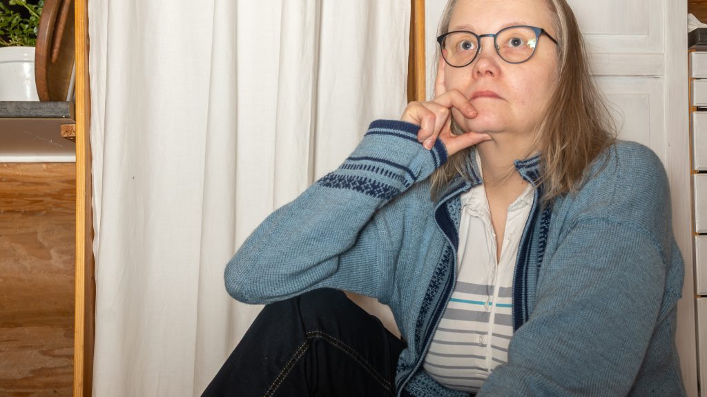 Sunnuntai-illan pohdiskeleva hetki kotona – päällä itse koneneulottu sininen jakku