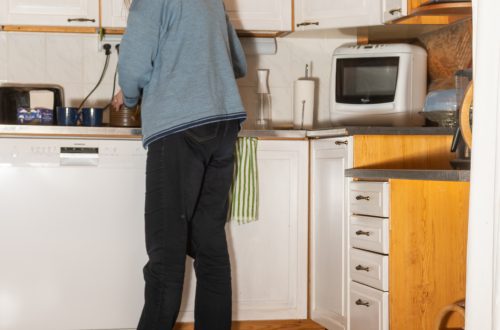 Sunnuntai-ilta keittiössä – sivutoiminen päätoimittaja harjoittelee salamavalon käyttöä, päällä itse koneneulottu sininen jakku