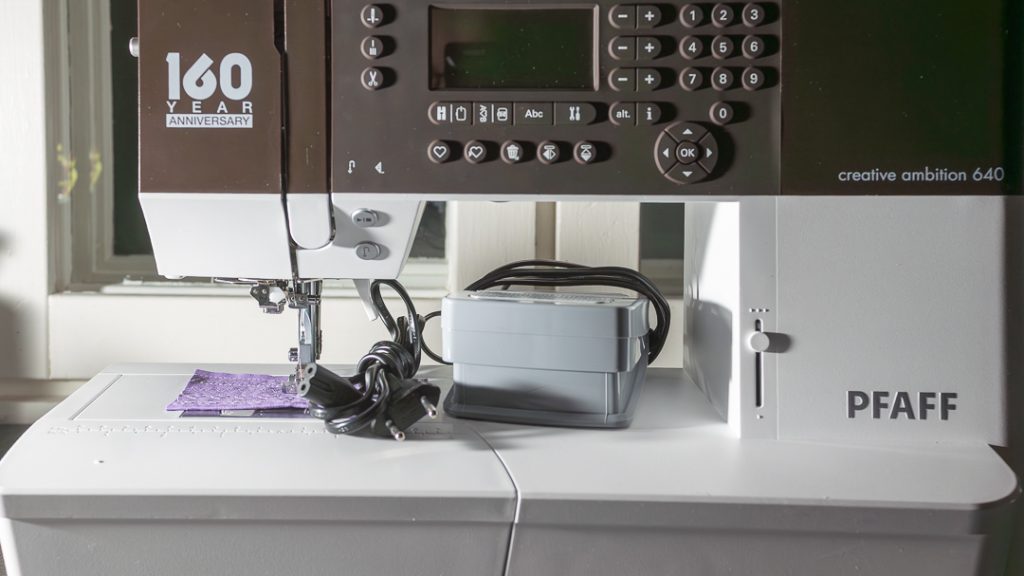 Kirjovan ompelukoneen huolto kotona – Pfaff-ompelukone työpöydällä