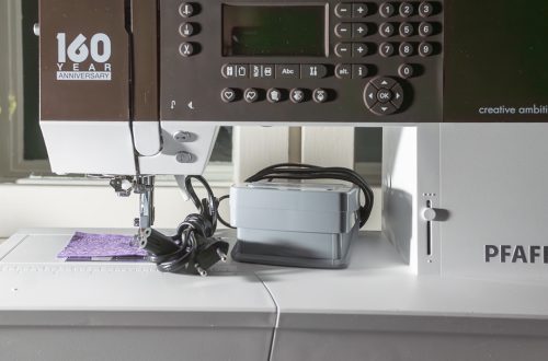 Kirjovan ompelukoneen huolto kotona – Pfaff-ompelukone työpöydällä