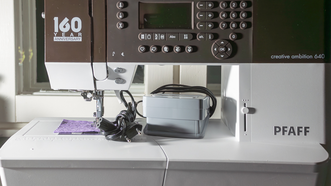 Kirjovan ompelukoneen huolto kotona – Pfaff-ompelukone työpöydällä