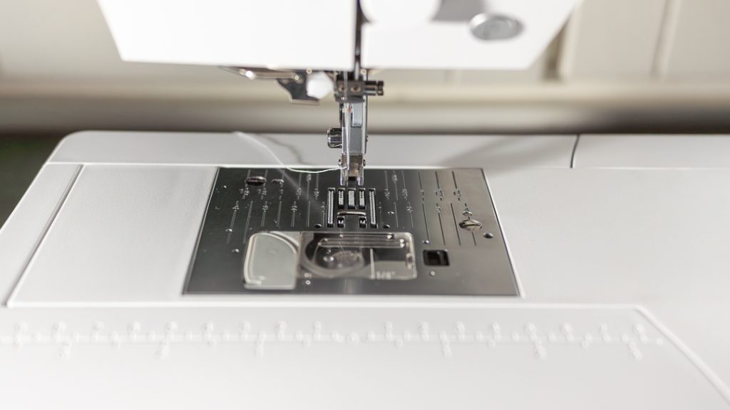 Ompelukoneen pistolevy ja neula – puhdistus on tärkeä osa huoltoa
