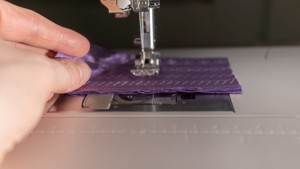 Kirjovan ompelukoneen huolto kotona – ompelujäljen testaaminen kankaalla
