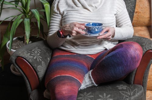 Kuvassa omille mitoille neulotut villaleggingsit käytössä. Artikkeli käsittelee kaavoitusta, mallitilkun merkitystä ja työkaluja, joilla saavutetaan täydellinen istuvuus.