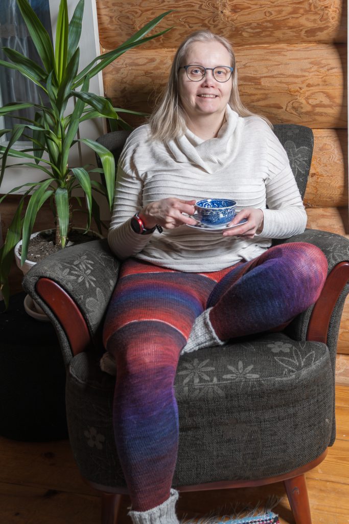 Kuvassa omille mitoille neulotut villaleggingsit käytössä. Artikkeli käsittelee kaavoitusta, mallitilkun merkitystä ja työkaluja, joilla saavutetaan täydellinen istuvuus.