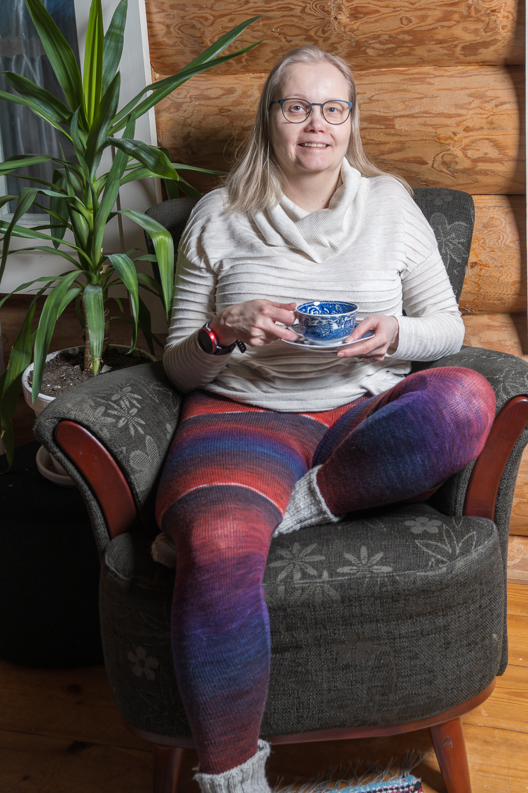 Kuvassa omille mitoille neulotut villaleggingsit käytössä. Artikkeli käsittelee kaavoitusta, mallitilkun merkitystä ja työkaluja, joilla saavutetaan täydellinen istuvuus.