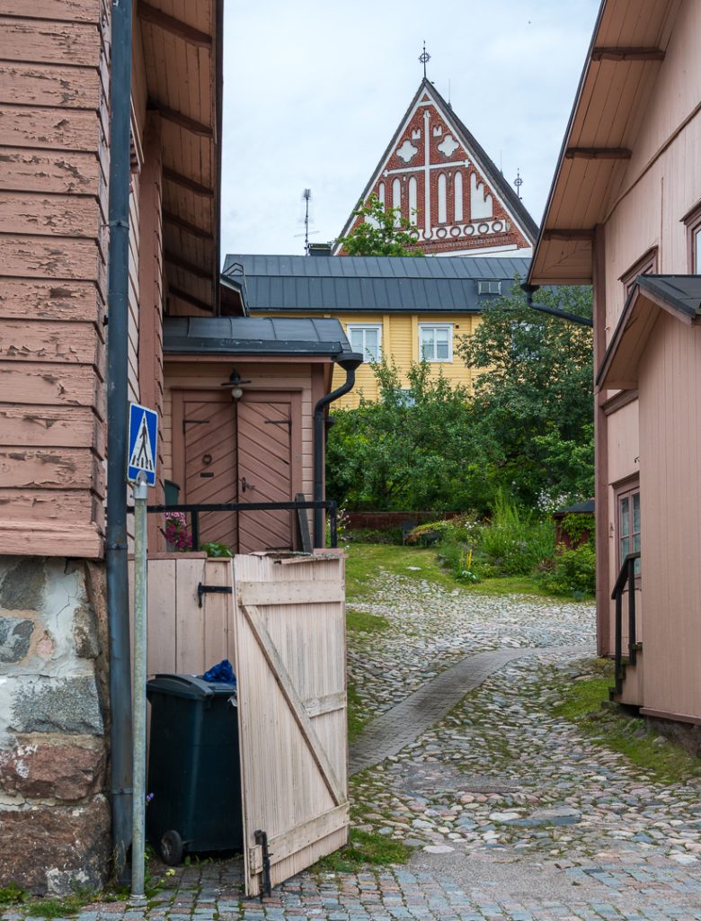 Porvoon Vanhan kaupungin mukulakivikatu ja tuomiokirkko.