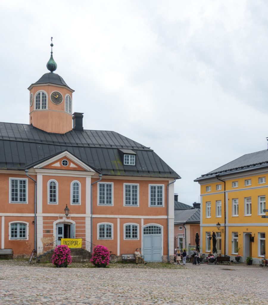 Raatihuoneentori Porvoon Vanhassa kaupungissa.