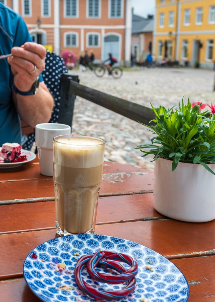 Latte ja kahvihetki Porvoon Vanhassa kaupungissa.