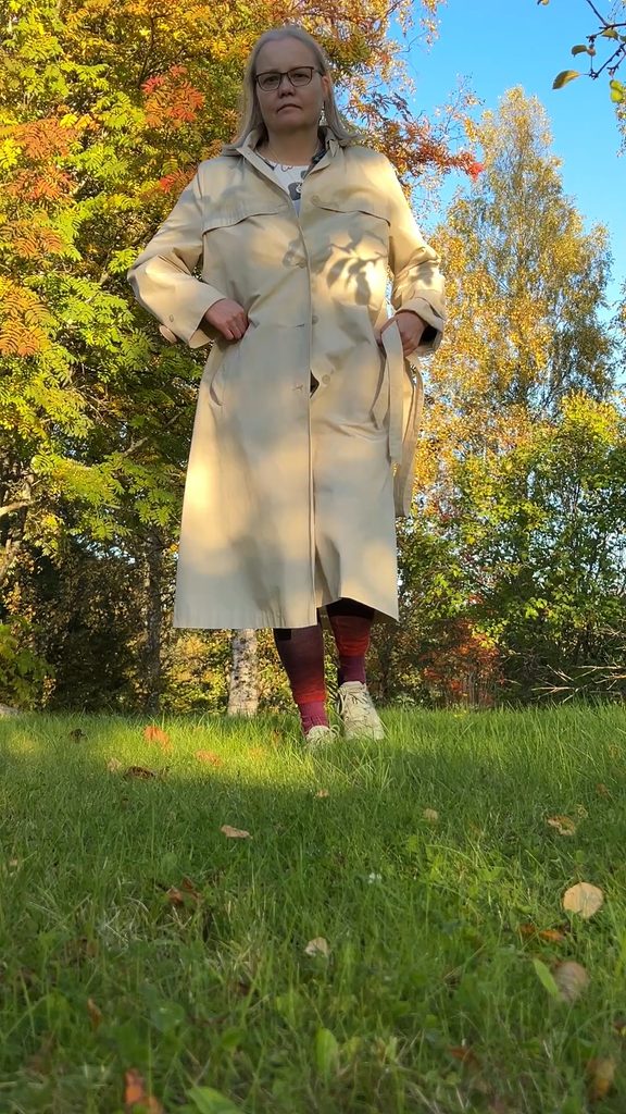 Heidi seisoo vaaleankeltaisessa Luhdan takissa ennen vartalon ja hihansuiden kaventamista.